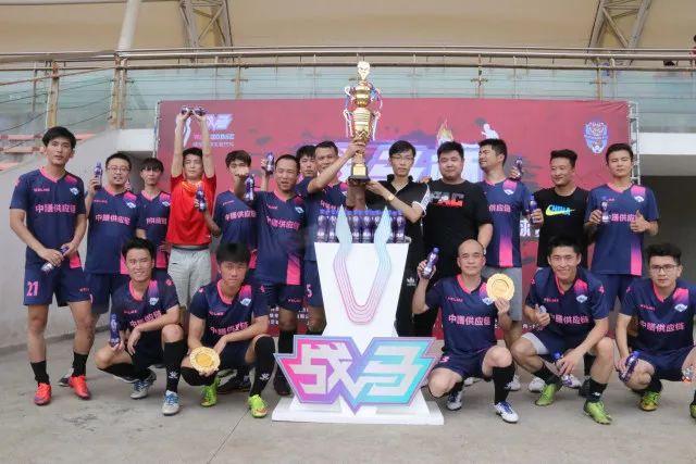 欧冠冠军核心，维蒂尼亚领取2025年FIFPRO世界最佳阵容奖杯